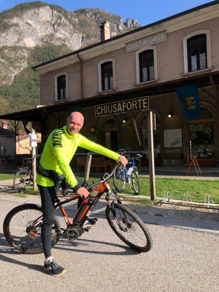 Loris davanti alla stazione di Chiusaforte