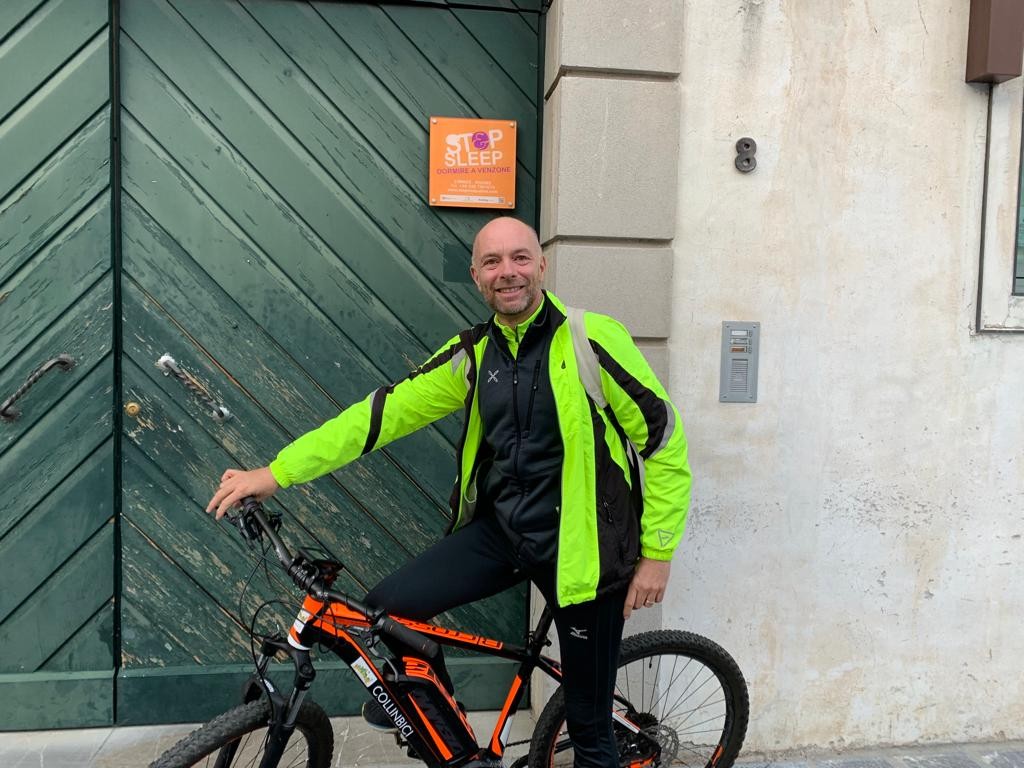 Loris in sella alla sua bici da Stop & Sleep Venzone
